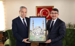Bülent Arınç, Şehzadeler Belediye Başkanı Ömer Faruk Çelik’e veda ziyaretinde bulundu